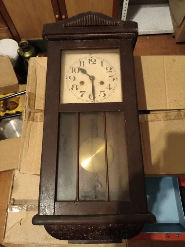 Reloj de pared antiguo de péndulo