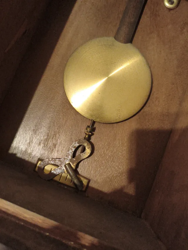 Reloj de pared antiguo de péndulo