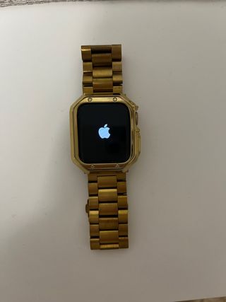 Apple Watch SE 40mm Oro e il suo caricatore