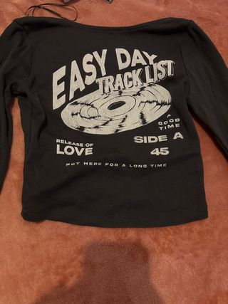 Camiseta Bershka negra con estampado