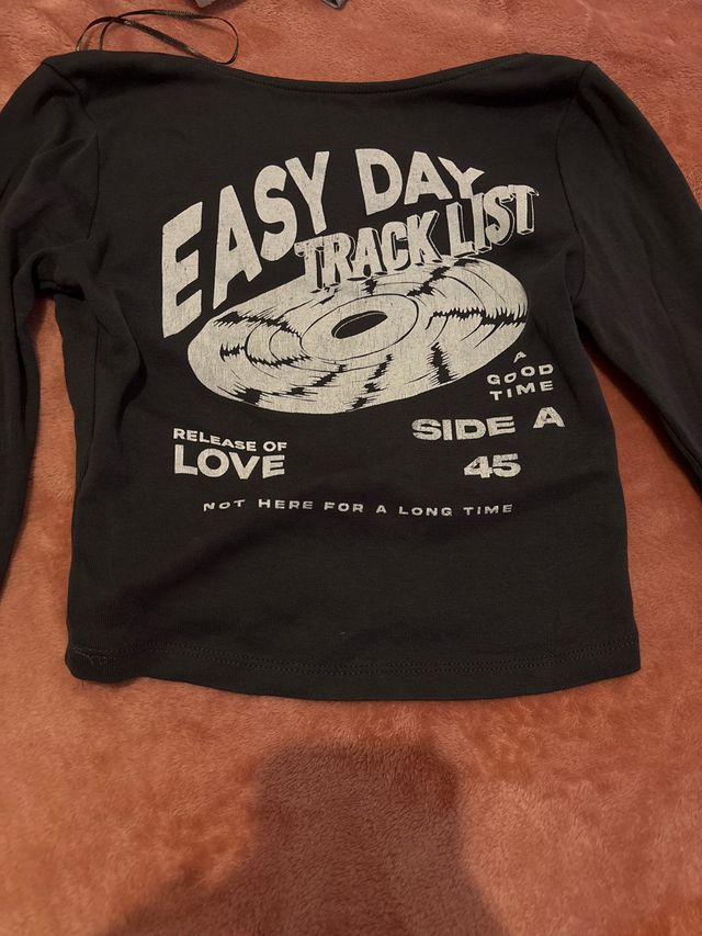 Camiseta Bershka negra con estampado