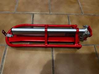 Portaequipajes tija sillín bici rojo