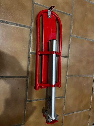 Portaequipajes tija sillín bici rojo