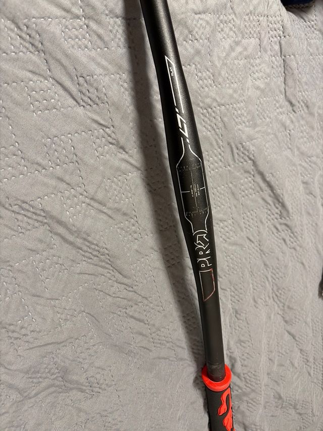 Manillar Bici Negro con Puños Rojos