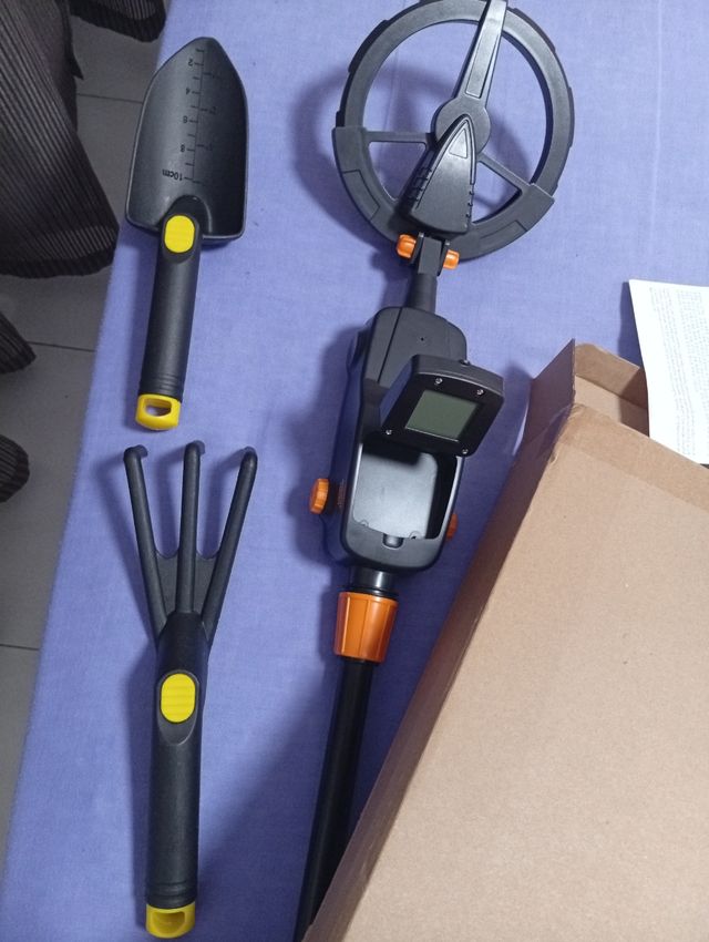 Detector de metales y herramientas de jardinería