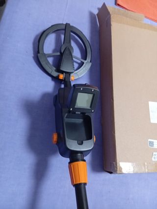 Detector de metales y herramientas de jardinería