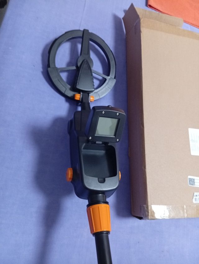 Detector de metales y herramientas de jardinería