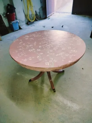 Mesa redonda pintada con flores