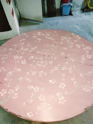 Mesa redonda pintada con flores