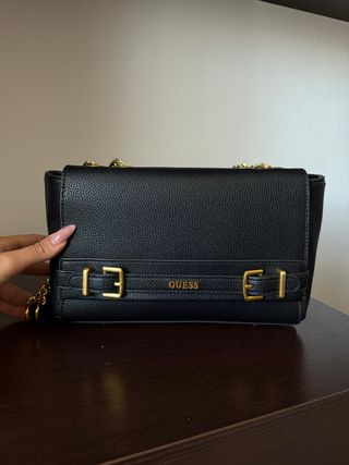 Borsa Guess nera con catena dorata