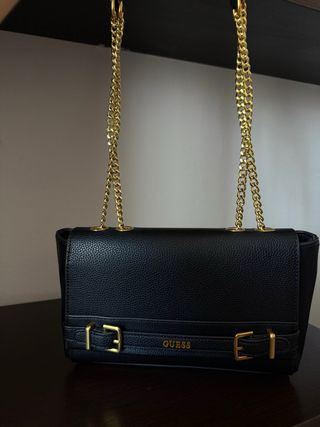 Borsa Guess nera con catena dorata