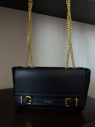 Borsa Guess nera con catena dorata