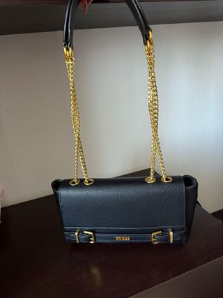 Borsa Guess nera con catena dorata