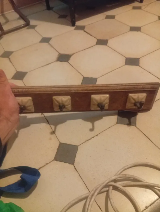 Colgador de pared madera y cerámica