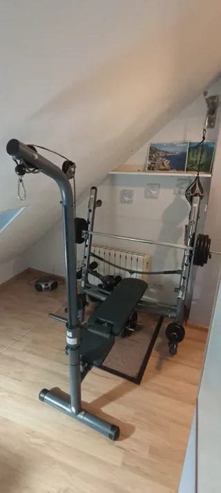 Banco de pesas con barra y discos