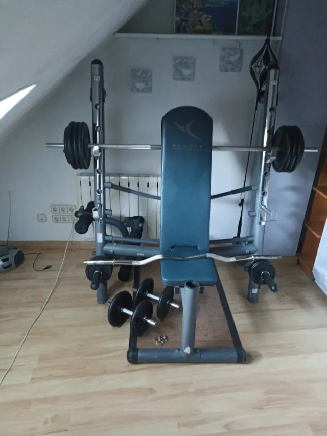 Banco de pesas con barra y discos