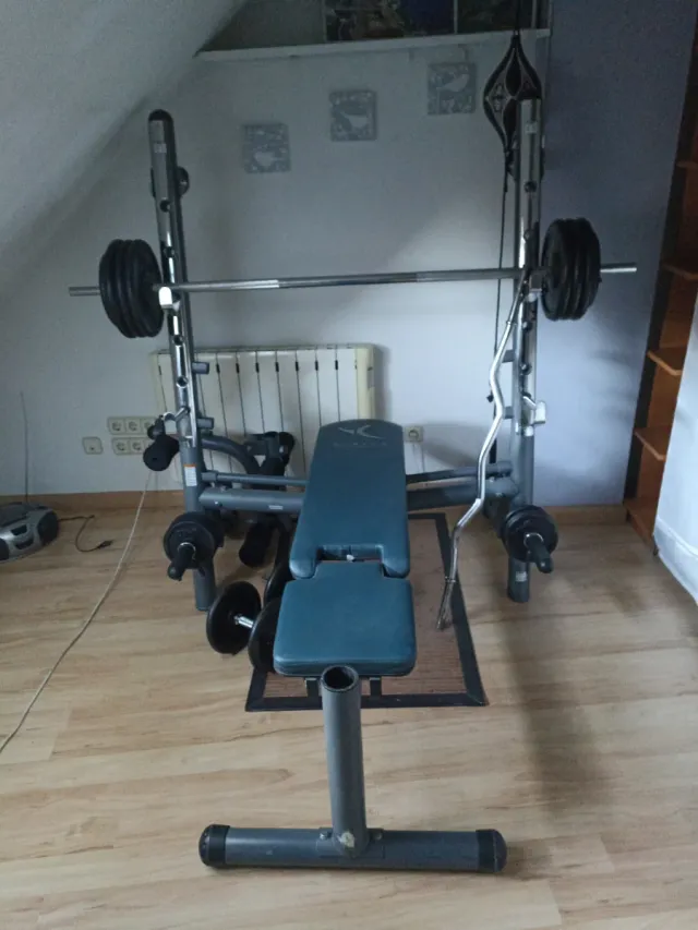 Banco de pesas con barra y discos