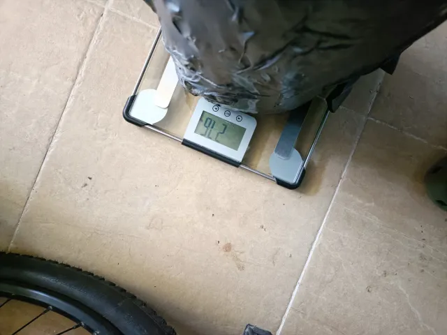 Rollo de alfombra de fibra de coco natural.