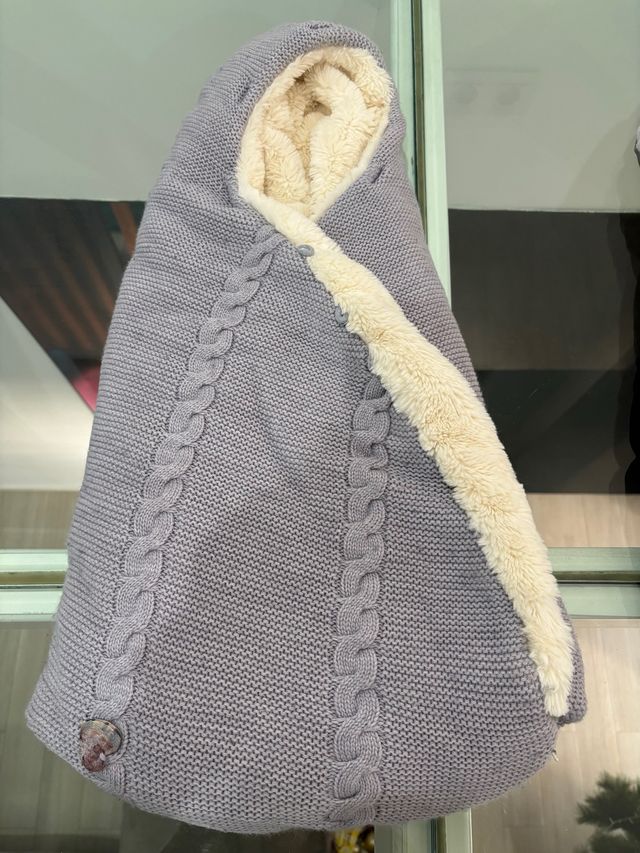 Saco de bebé gris con interior peludo