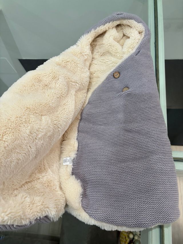 Saco de bebé gris con interior peludo
