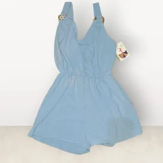 Mono corto azul claro con etiqueta