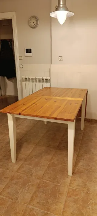Mesa comedor extensible IKEA pino y blanca.