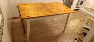 Mesa comedor extensible IKEA pino y blanca.