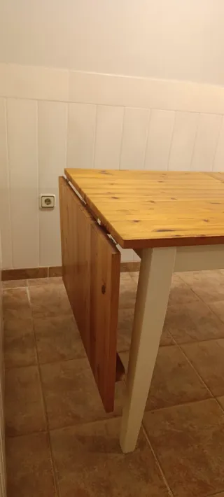 Mesa comedor extensible IKEA pino y blanca.