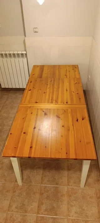 Mesa comedor extensible IKEA pino y blanca.
