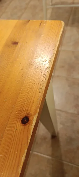 Mesa comedor extensible IKEA pino y blanca.