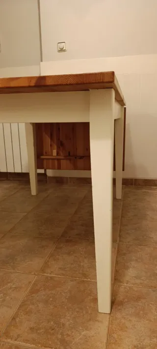 Mesa comedor extensible IKEA pino y blanca.