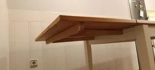 Mesa comedor extensible IKEA pino y blanca.