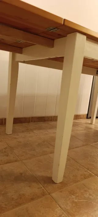 Mesa comedor extensible IKEA pino y blanca.