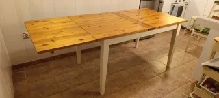 Mesa comedor extensible IKEA pino y blanca.