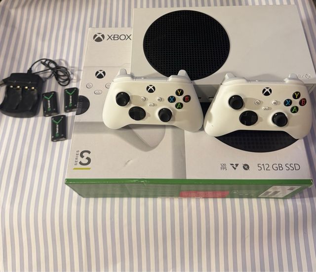 Xbox Series S + 2 Mandos + Pilas Recargables