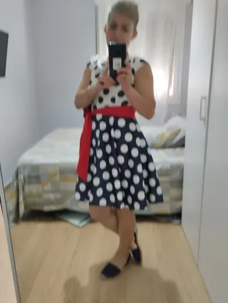 Con cinturón rojo diseño unico