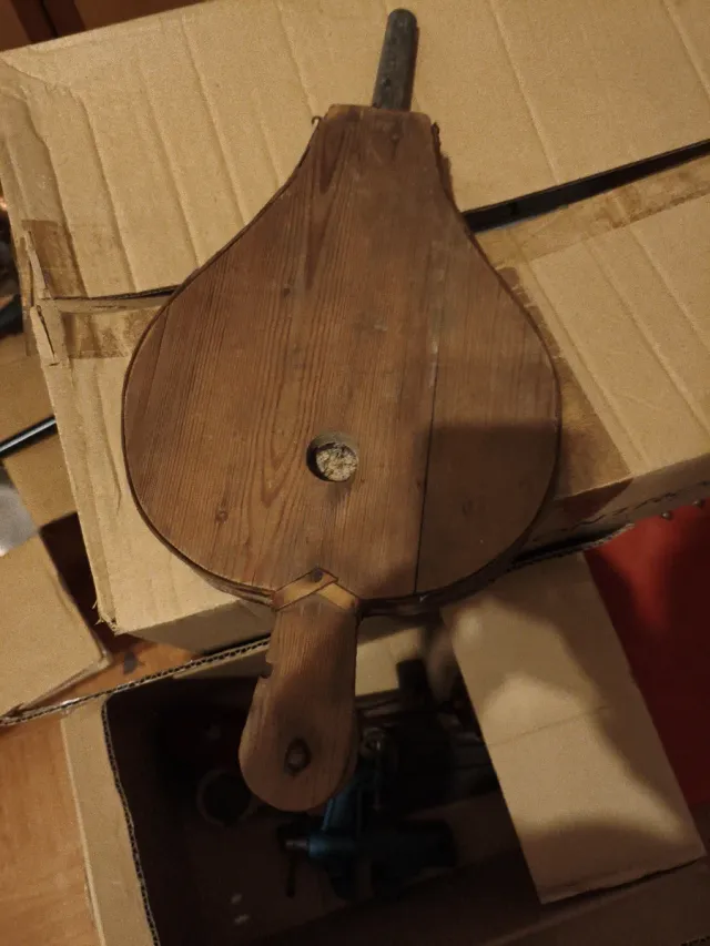 Fuelle antiguo de madera
