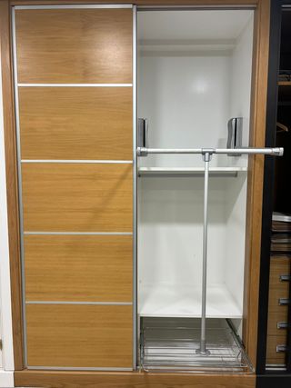 Armario puertas correderas madera y metal