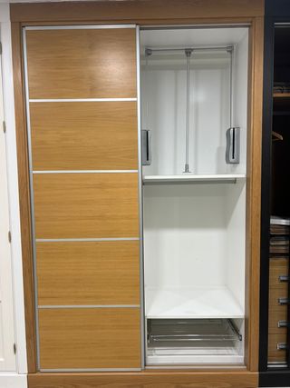 Armario puertas correderas madera y metal