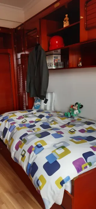 Dormitorio marrón estilo persiana tiene tres armar
