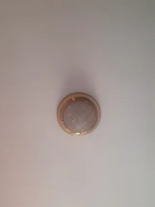 Dormitorio marrón estilo persiana tiene tres armar