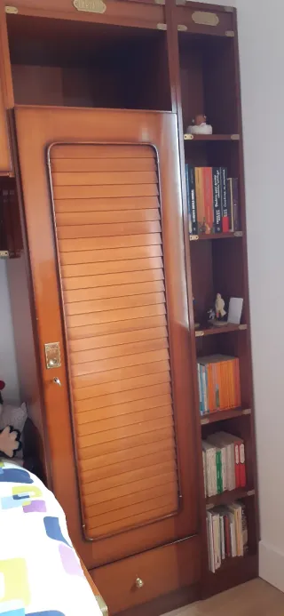 Dormitorio marrón estilo persiana tiene tres armar
