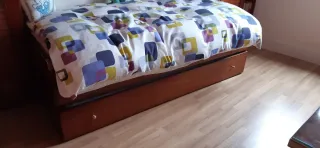 Dormitorio marrón estilo persiana tiene tres armar