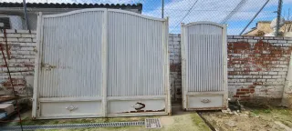 Puerta de garaje y entrada