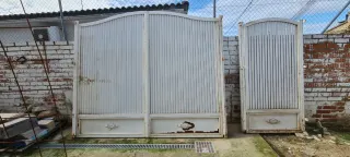 Puerta de garaje y entrada