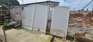 Puerta de garaje y entrada