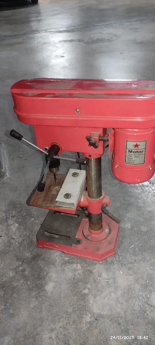 Taladro de mesa vertical rojo