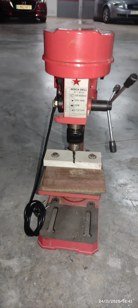 Taladro de mesa vertical rojo