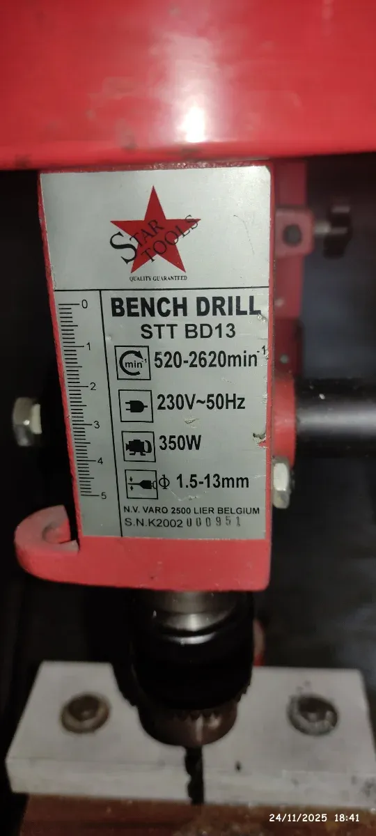 Taladro de mesa vertical rojo