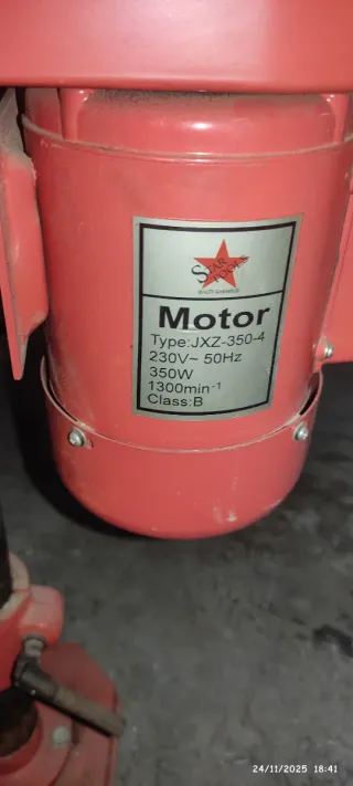 Taladro de mesa vertical rojo